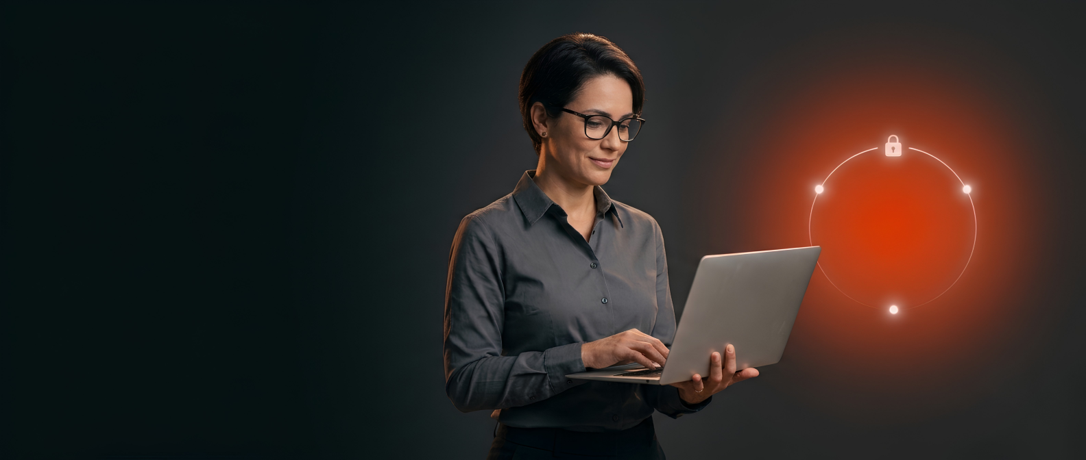 Mulher de óculos usando um notebook ao lado de um círculo luminoso com um cadeado, sobre fundo escuro.