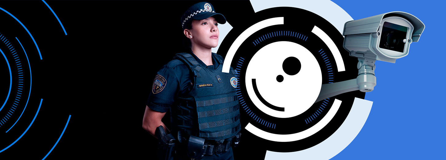 Guarda civil metropolitana em uniforme e colete tático ao lado de uma câmera de segurança e elementos gráficos de tecnologia, sobre fundo azul e preto